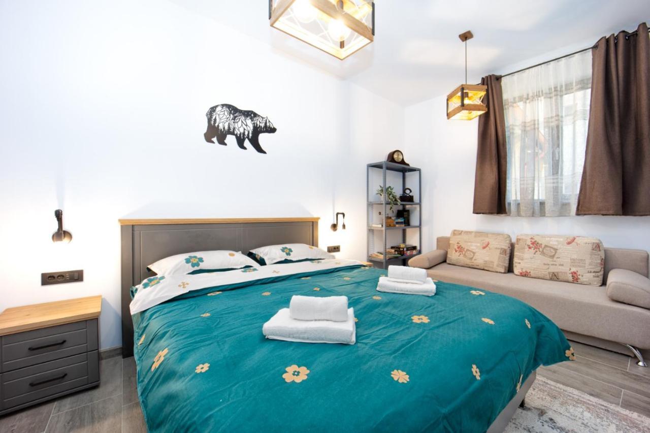 The Bear'S Den In Old City Centre Brasov Luaran gambar