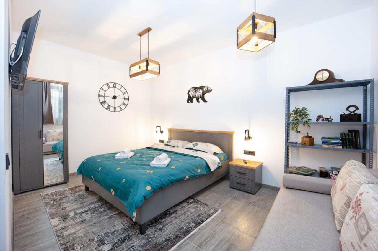 The Bear'S Den In Old City Centre Brasov Luaran gambar