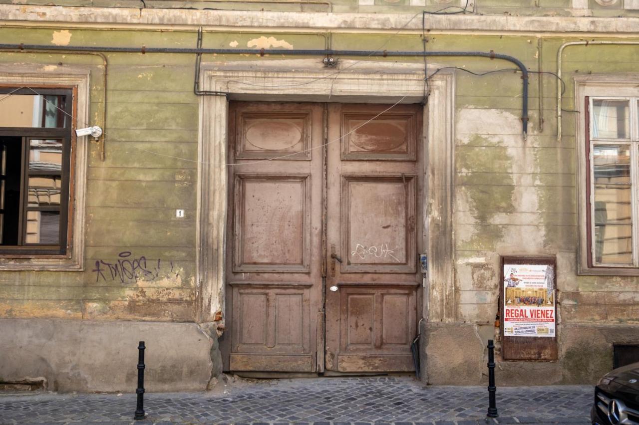 The Bear'S Den In Old City Centre Brasov Luaran gambar